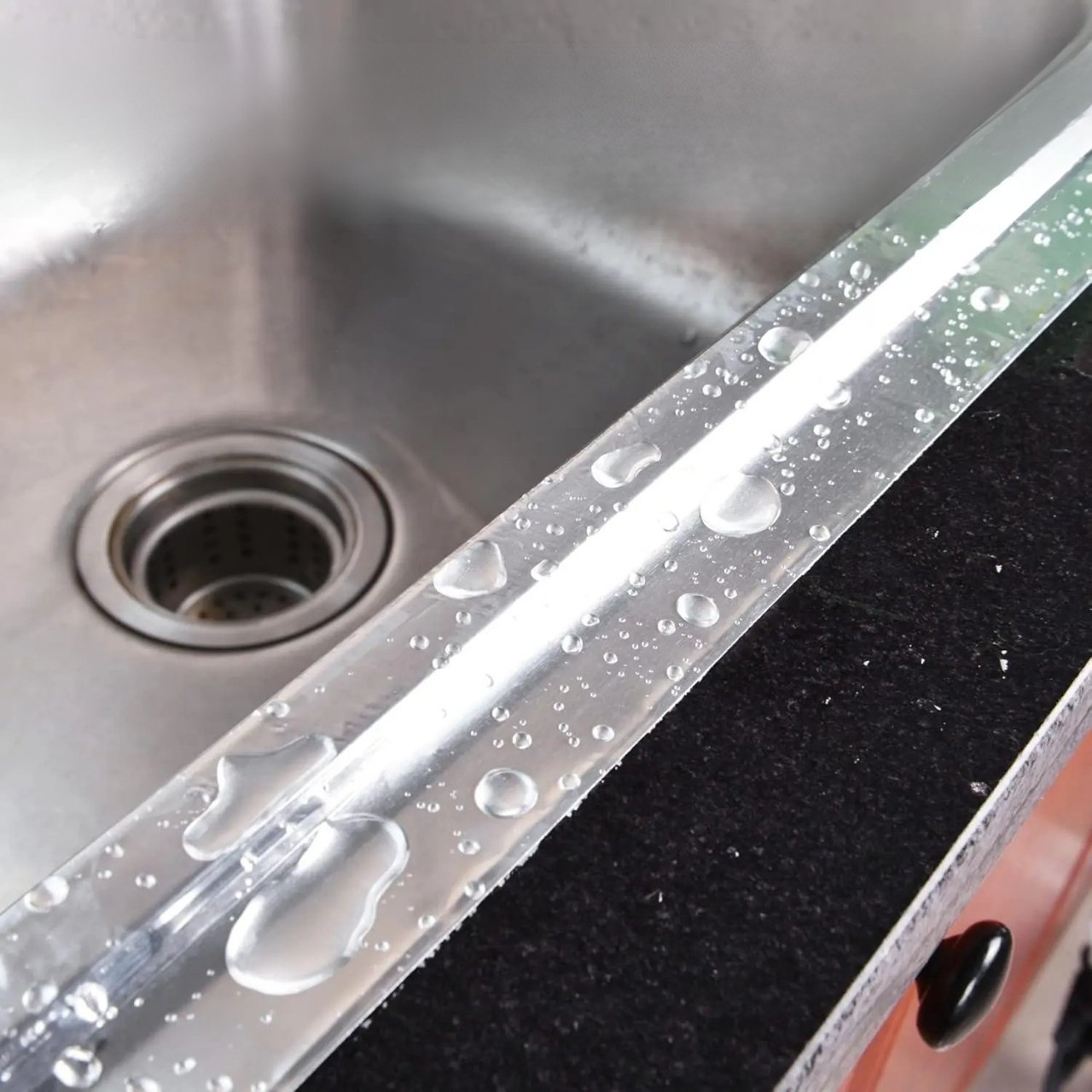 Perfetto per la cucina, condotti di ventilazione, tubi, crepe del tetto, parti dell'auto o altre superfici tecniche - utile in qualsiasi casa o officina.