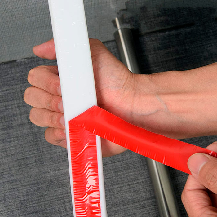 La striscia di silicone è flessibile, quindi puoi adattarla a qualsiasi forma desideri - rotonda, ovale, quadrata, ecc.