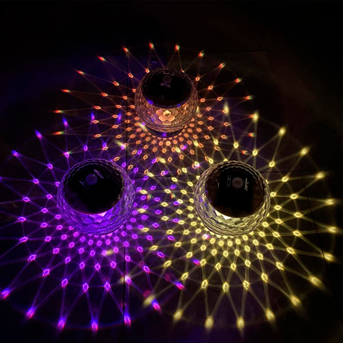 BallLamp, una luce LED impermeabile e solare che cambia colore - Image 3