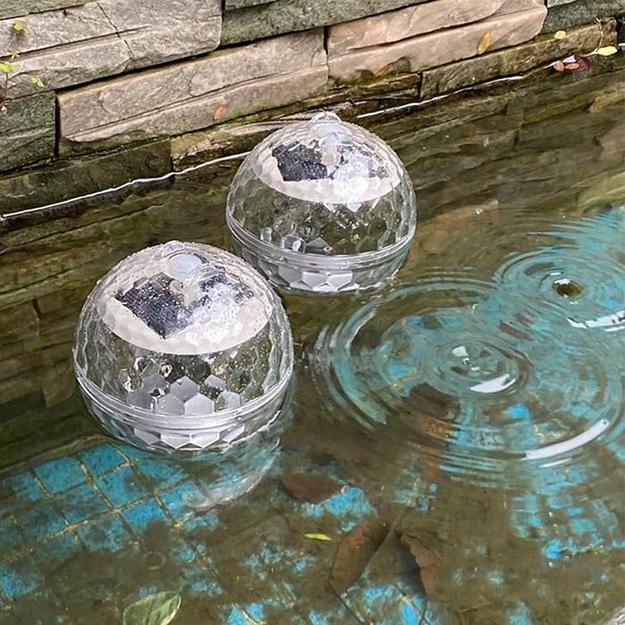 BallLamp, una luce LED impermeabile e solare che cambia colore - Image 4