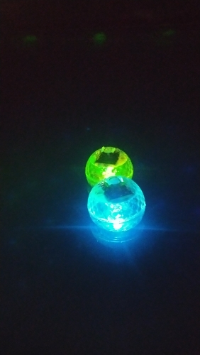 BallLamp, una luce LED impermeabile e solare che cambia colore - Image 10