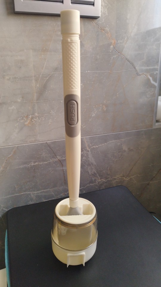 BestBrush, la spazzola per WC rivoluzionaria con un pulsante per erogare il detergente - Image 9