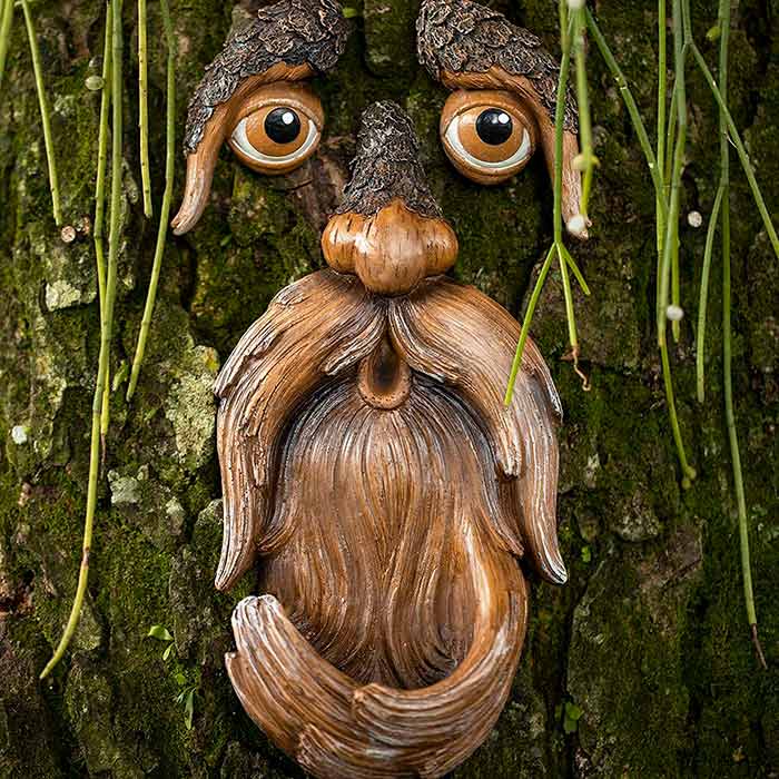 BirdFeeder, una decorazione per albero a forma di viso che è anche un mangiatoia per uccelli - Image 3