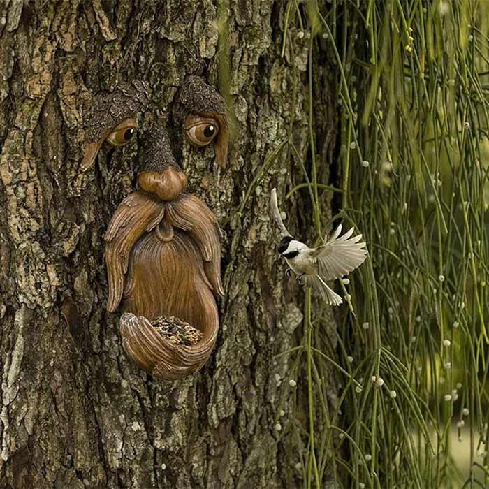 BirdFeeder, una decorazione per albero a forma di viso che è anche un mangiatoia per uccelli - Image 5