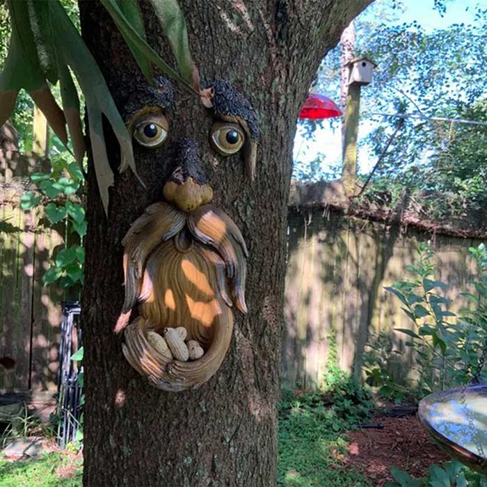 BirdFeeder, una decorazione per albero a forma di viso che è anche un mangiatoia per uccelli - Image 6