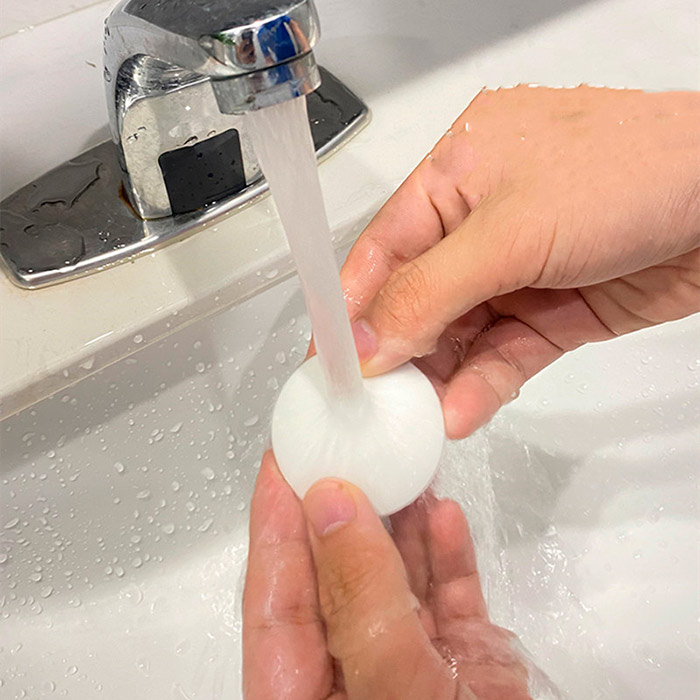 La protezione da parete è realizzata in silicone di alta qualità ed è resistente all'acqua!