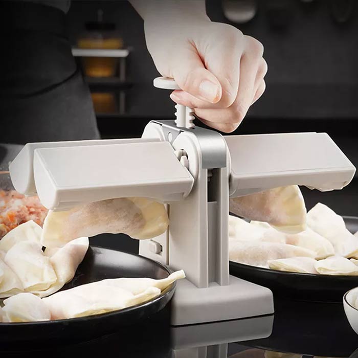 Facile da usare: posiziona l'impasto a forma di cerchio sullo stampo, aggiungi il ripieno, spingi la maniglia e si formeranno perfetti ravioli, tortelloni o mini panzerotti!