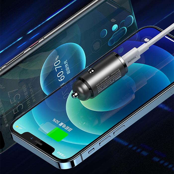 Carica 2 dispositivi contemporaneamente: ingresso USB-A e USB-C!