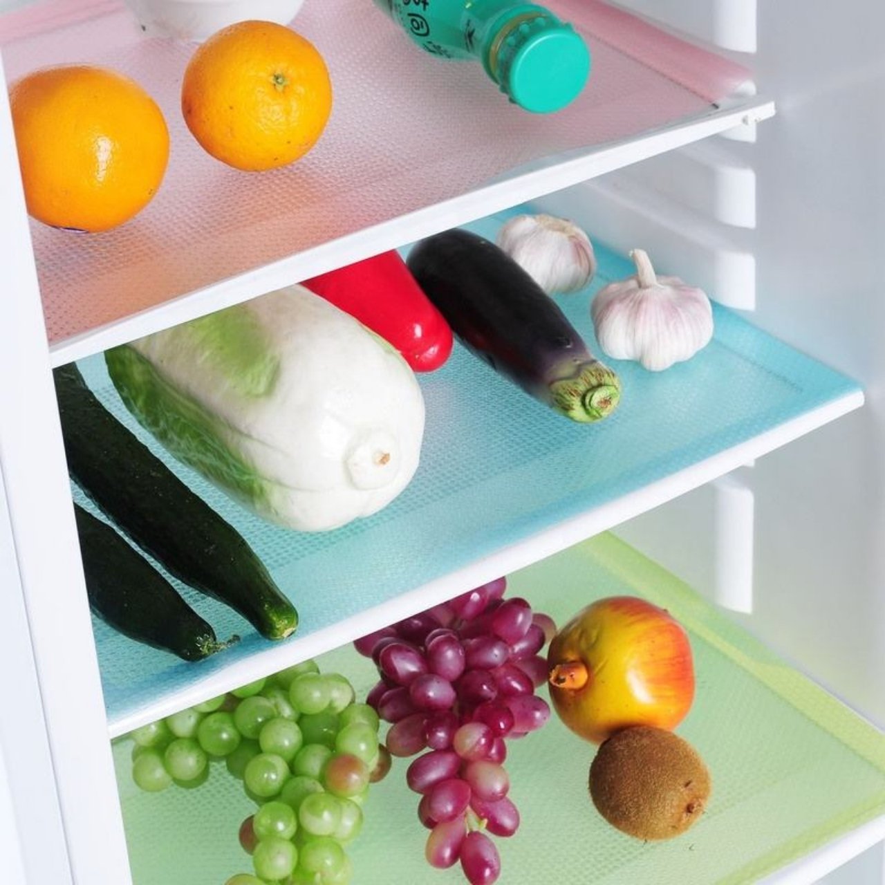 Il rivestimento protegge il cibo e il frigorifero dalla contaminazione e offre un ambiente di conservazione degli alimenti più pulito e sano.