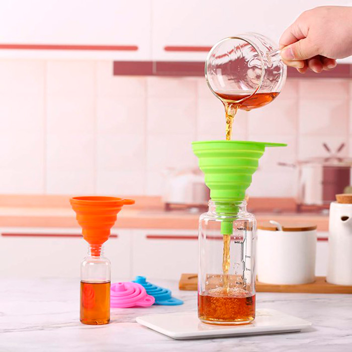 L'imbuto è versatile: per versare liquidi, cospargere alimenti, ecc.