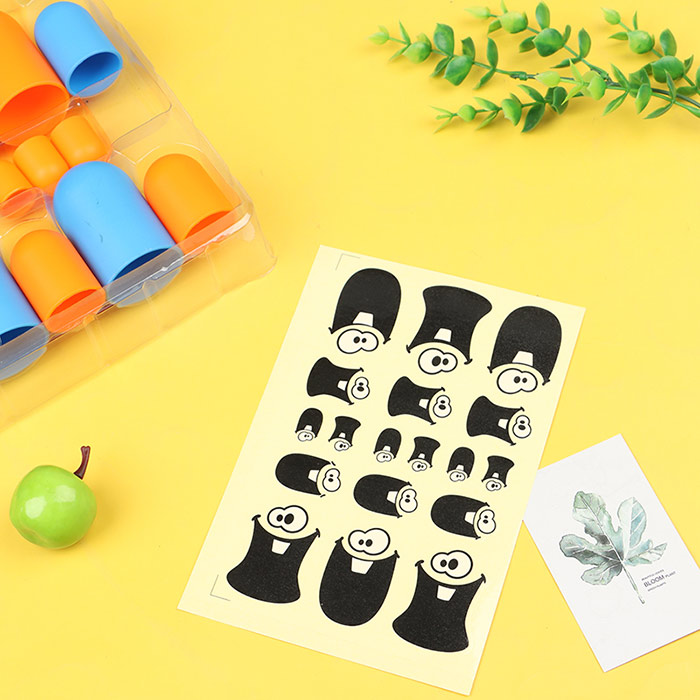 Il gioco 3-in-a-row contiene 18 pezzi - ogni giocatore riceve 9 pezzi in 3 dimensioni diverse, e i pezzi più grandi possono coprire quelli dell'avversario!