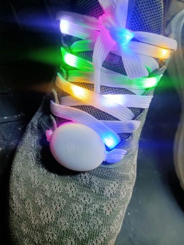 Le stringhe per scarpe hanno 4 modalità di luci a LED: lampeggiamento veloce, lampeggiamento lento, luce costante e modalità spenta.