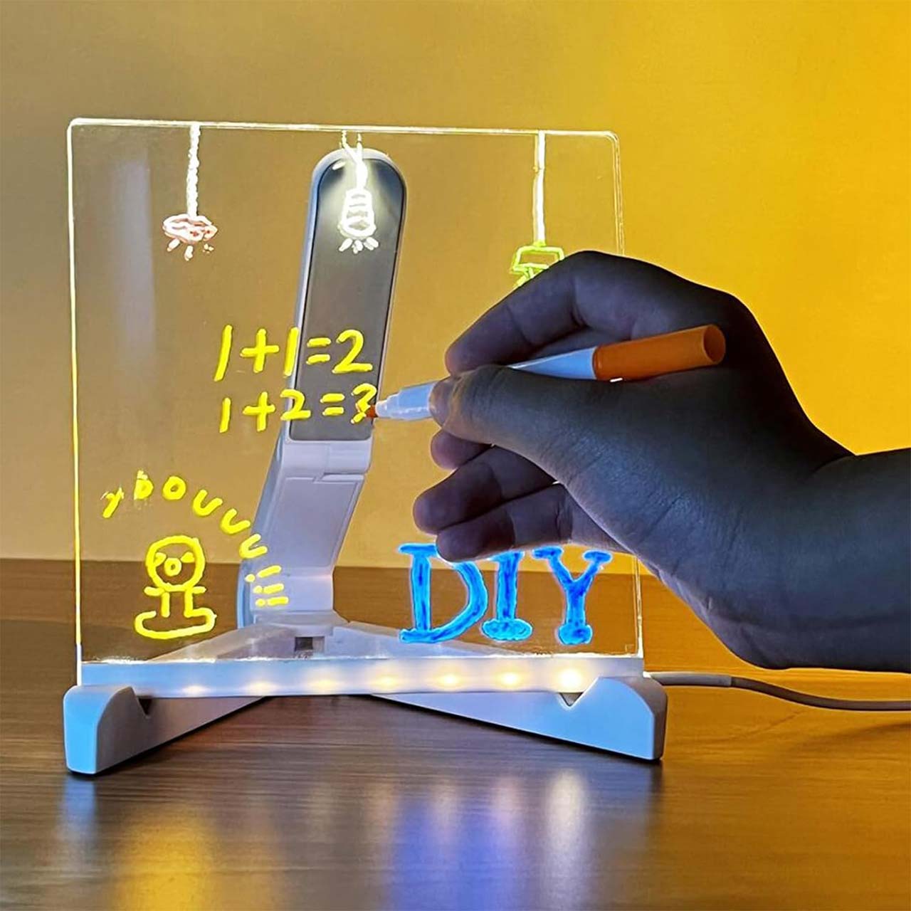 La lavagna acrilica ha una luce LED integrata per dare ai tuoi scritti, disegni e messaggi un effetto ancora più bello.