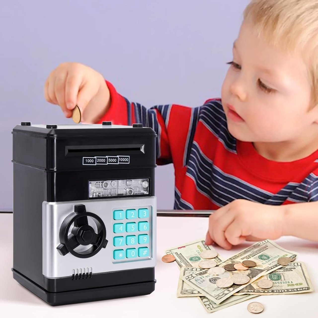 La combinazione di suoni, effetti luminosi e una cassaforte con password ha reso l'apprendimento della finanza e del risparmio molto più interessante per i bambini.