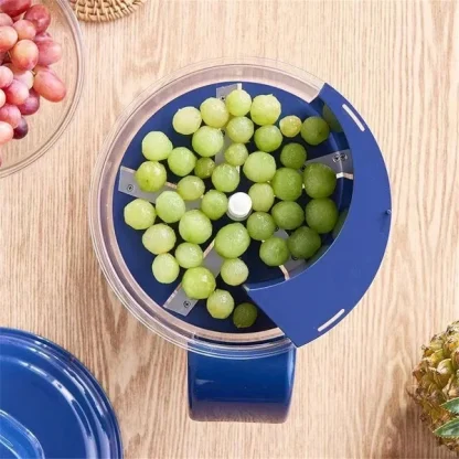 Al pelapatate è incluso anche un coltello che taglia il cibo a spicchi!