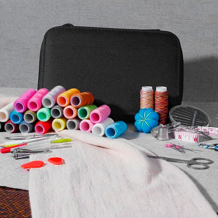 Il kit da cucito da 183 pezzi ha tutto il necessario per cucire tessuti strappati e creare nuovi prodotti!