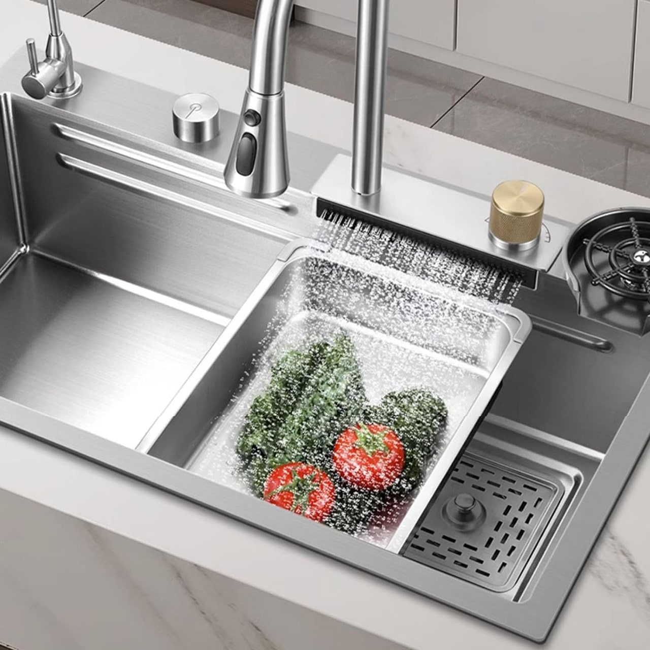 Accessori utili aggiunti a un lavello da cucina multifunzionale!