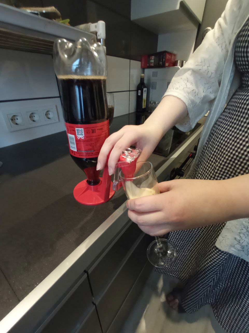 SodaTap, accessorio per versare bevande - Image 4