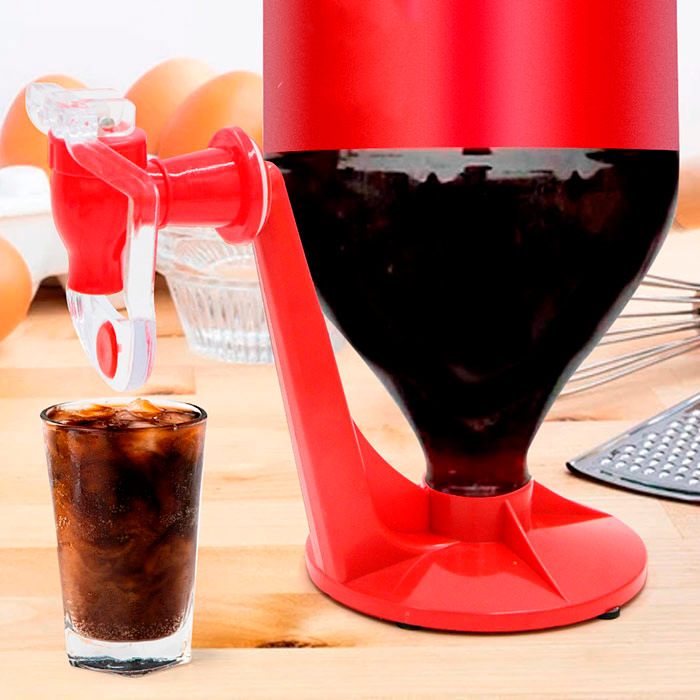 Scegli la tua bibita gassata, il succo o qualsiasi altra bevanda che preferisci, inserisci l'accessorio per versare e<span style="background-color: transparent; color: inherit; font-family: "Source Sans Pro", -apple-system, BlinkMacSystemFont, "Segoe UI", Roboto, "Helvetica Neue", Arial, sans-serif, "Apple Color Emoji", "Segoe UI Emoji", "Segoe UI Symbol"; font-size: 1rem;">inizia a usarlo!</span>