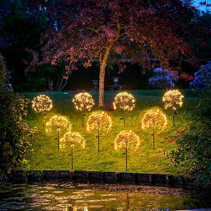 La lampada solare ha fili che puoi modellare a tuo piacimento - spirali, fiori, fuochi d'artificio, cuori, ecc.