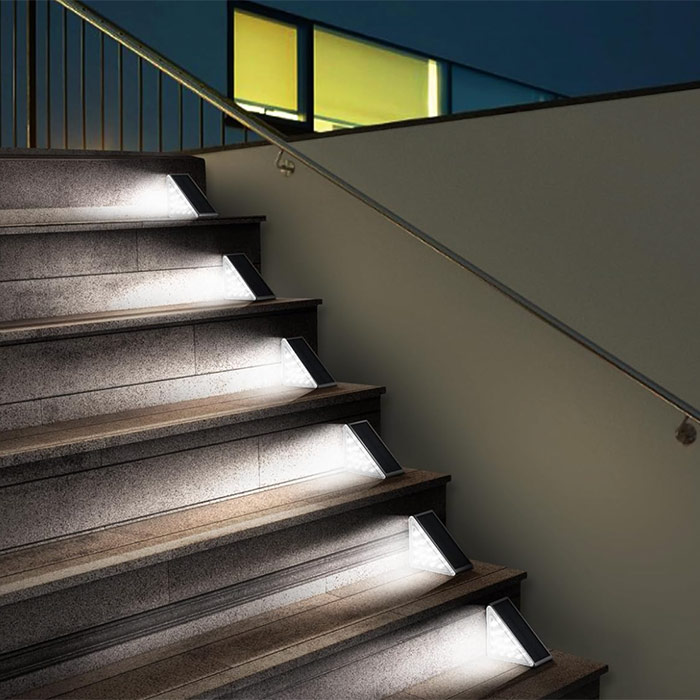 La lampada emette una luce bianca calda e illumina perfettamente varie superfici come scale, terrazza, sentiero, giardino, balcone, ecc.