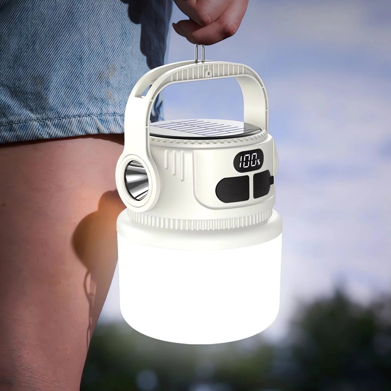 Con l'energia solare, rimani indipendente dalle fonti elettriche, mentre la porta USB permette una ricarica rapida dei dispositivi mobili.