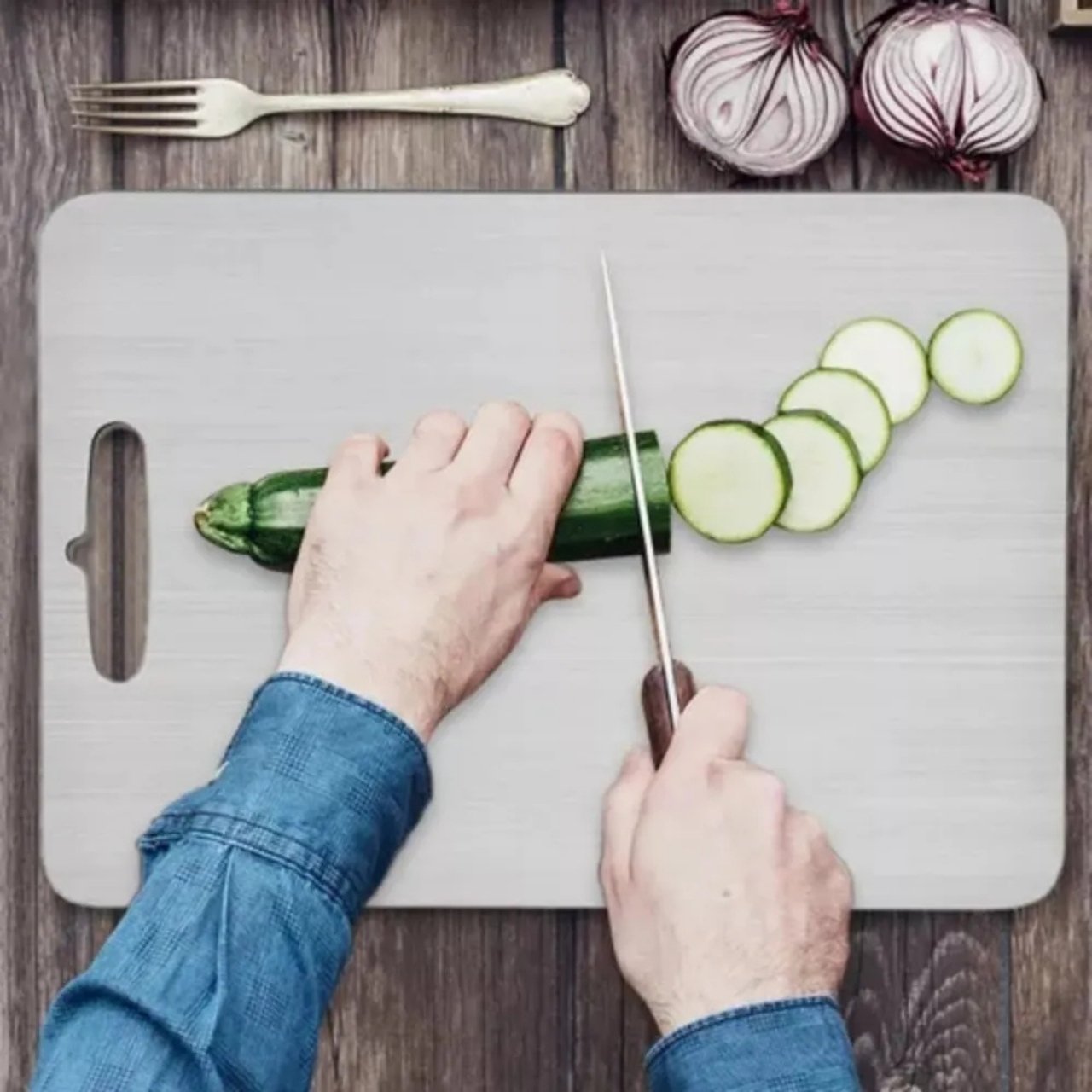 Il lato anteriore è ideale per tagliare frutta e verdura, il lato posteriore per preparare la carne - uso igienico!