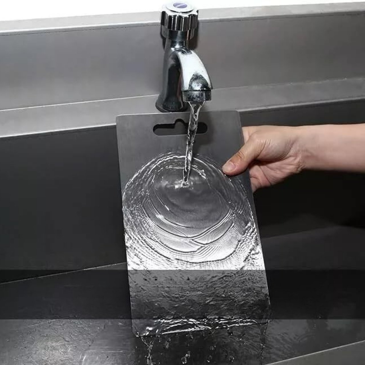 Grazie al suo peso leggero e al design sottile, puoi usarlo ovunque - anche per servire!