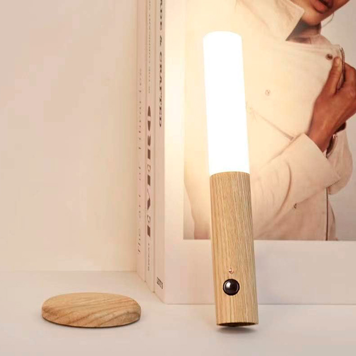 La lampada ha un supporto a cui la attacchi con un magnete, e il supporto ha una parte adesiva, quindi puoi posizionarla ovunque tu voglia - nel corridoio, nella camera da letto, sulla scrivania, sul bordo del letto, ecc.