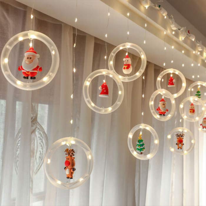 La decorazione natalizia presenta un nastro lungo 3 metri con 10 anelli luminosi e figurine delle feste!